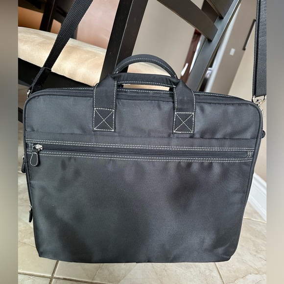 TARGUS Expandable Laptop Bag - Picture 5 of 13